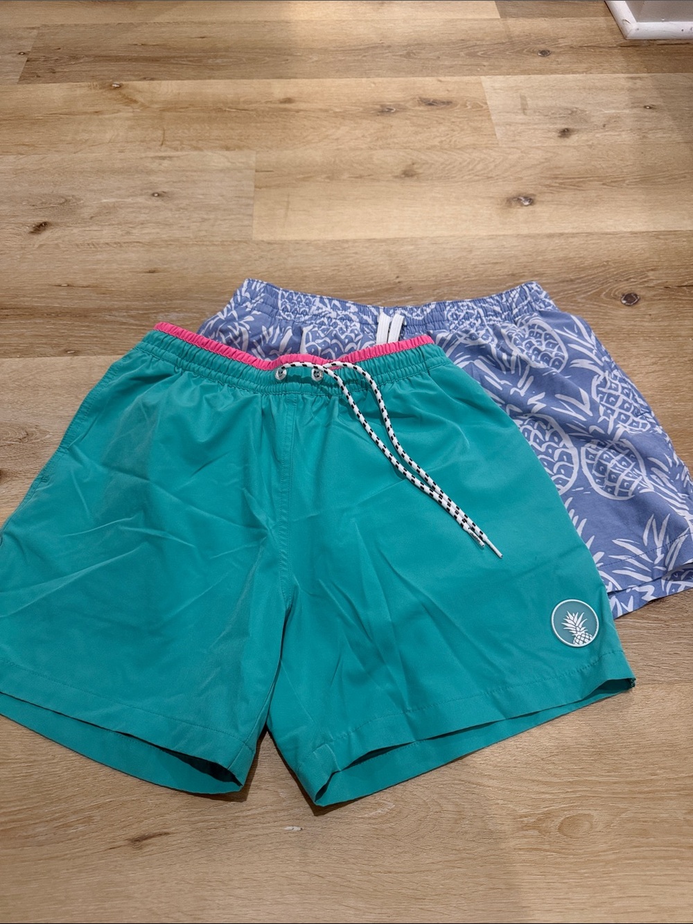 chubbies men’s small Teal Swim Trunks with Pink Waistband Accent & Pineapple 5.5